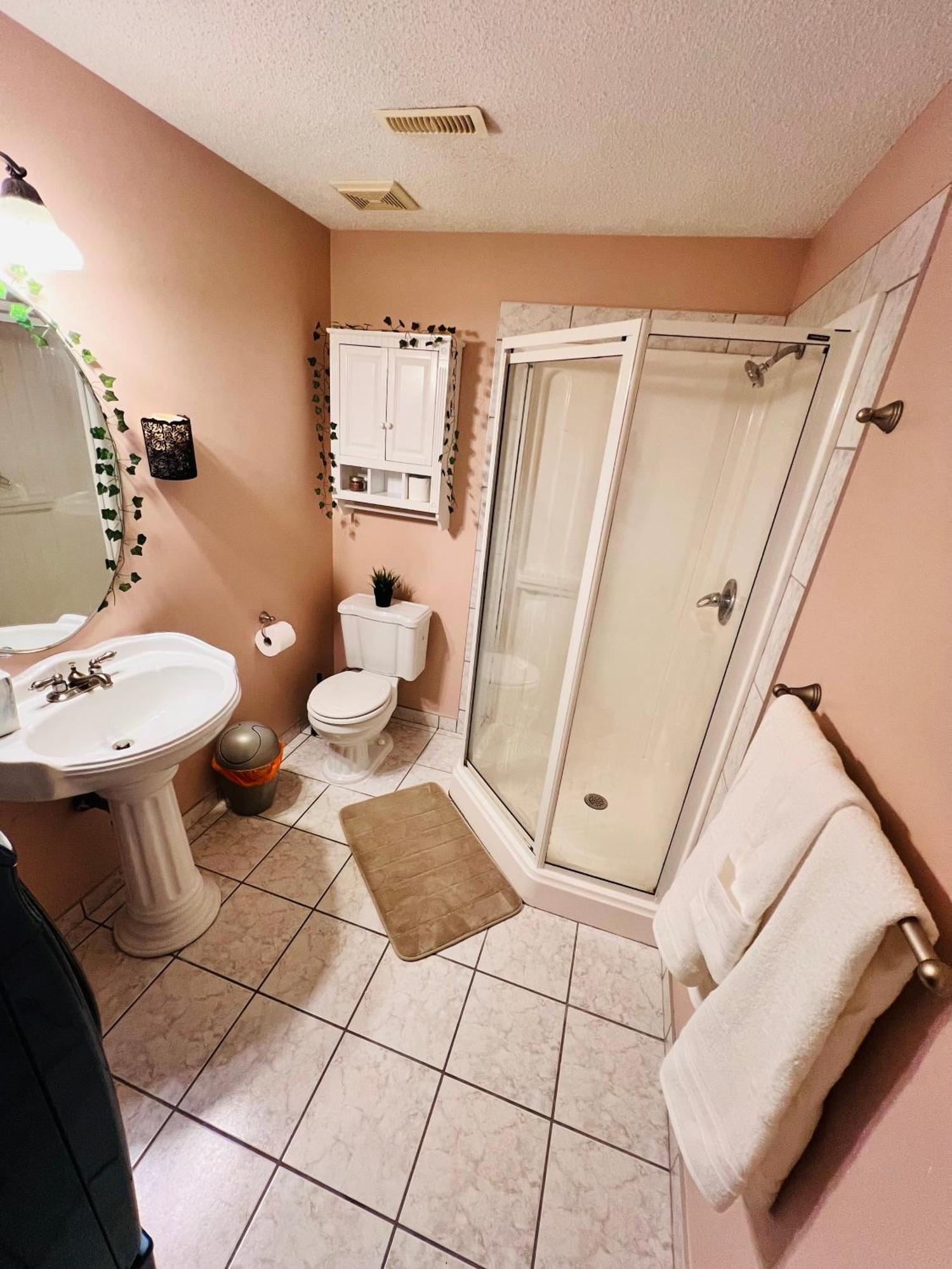 A Classic Homely Basement Suite! Chestermere Εξωτερικό φωτογραφία