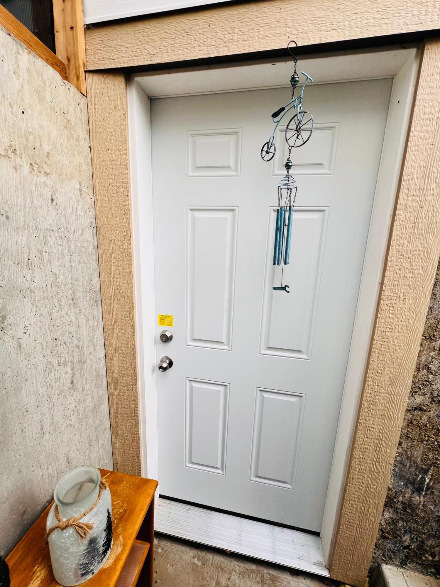 A Classic Homely Basement Suite! Chestermere Εξωτερικό φωτογραφία