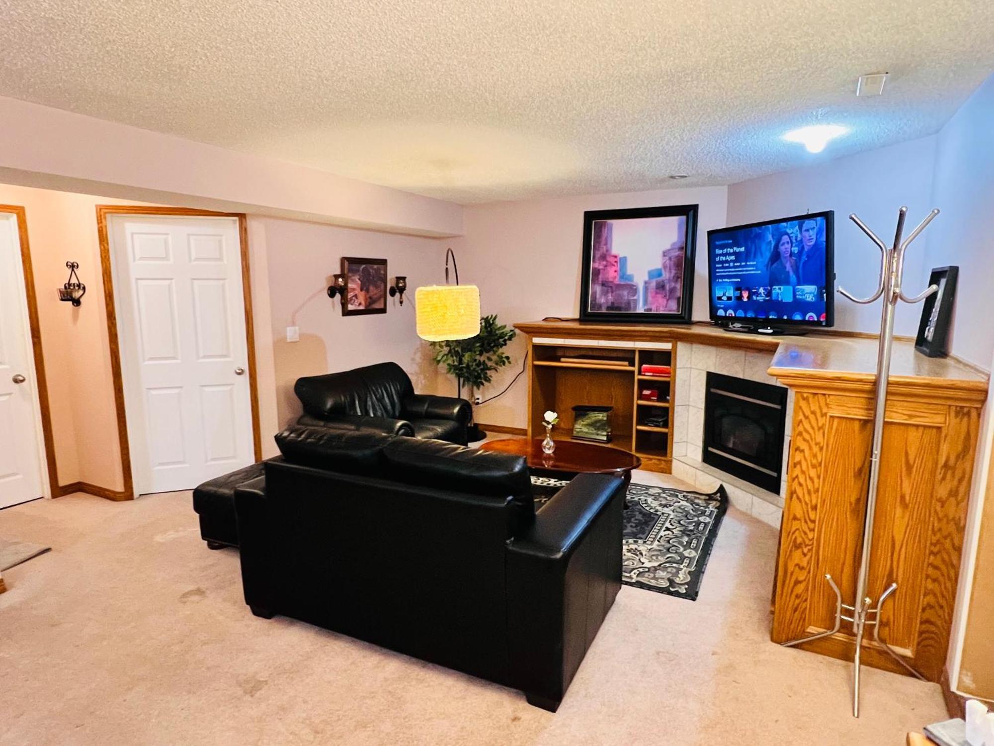 A Classic Homely Basement Suite! Chestermere Εξωτερικό φωτογραφία