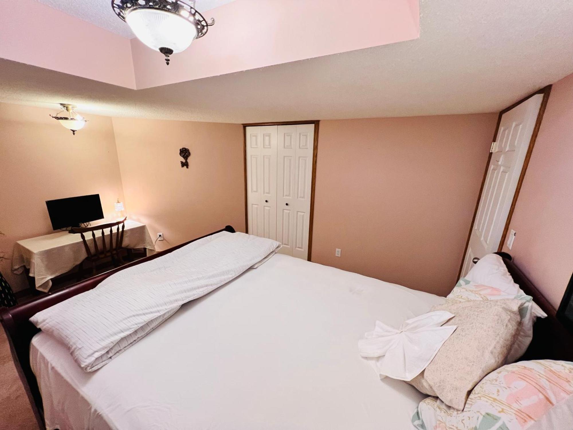 A Classic Homely Basement Suite! Chestermere Εξωτερικό φωτογραφία