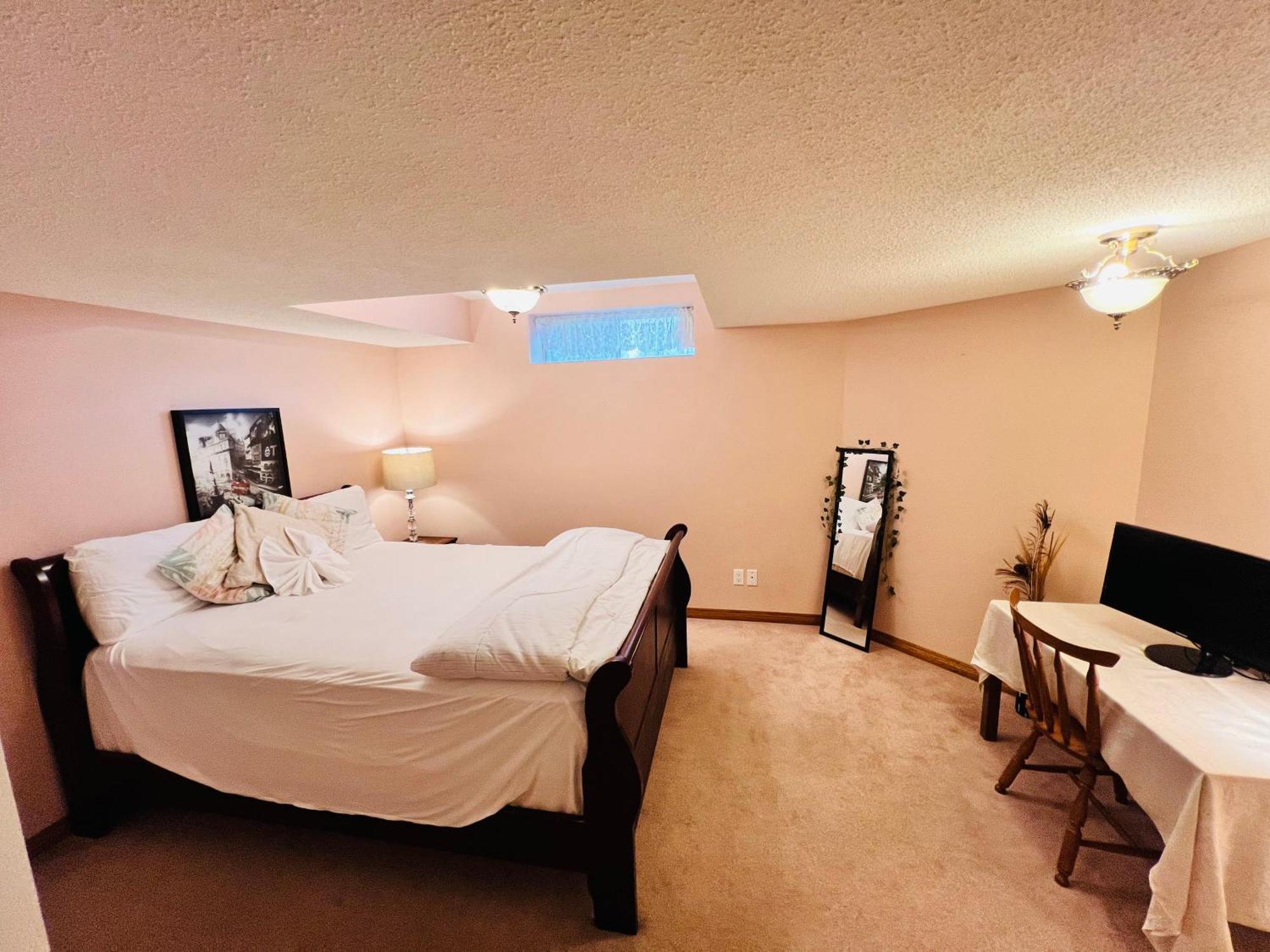 A Classic Homely Basement Suite! Chestermere Εξωτερικό φωτογραφία