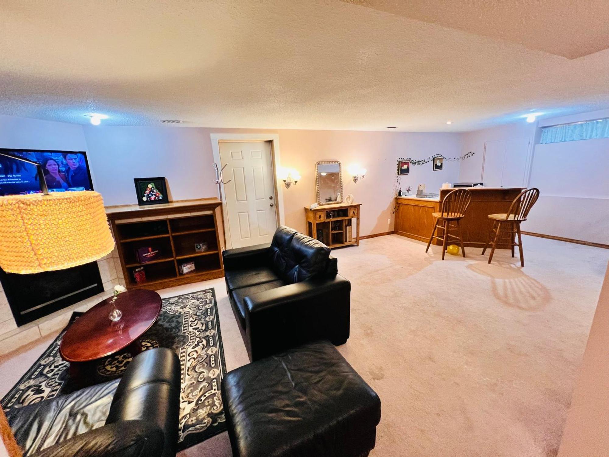 A Classic Homely Basement Suite! Chestermere Εξωτερικό φωτογραφία