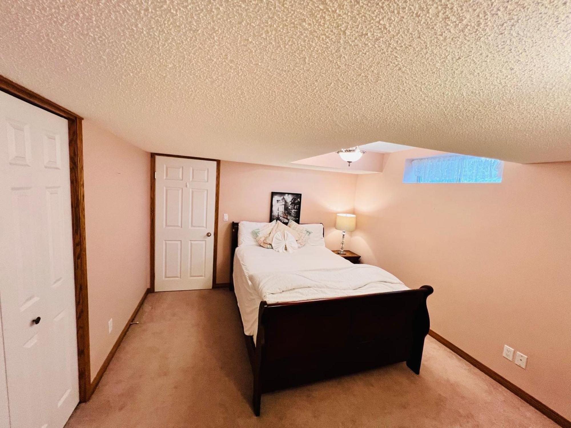 A Classic Homely Basement Suite! Chestermere Εξωτερικό φωτογραφία