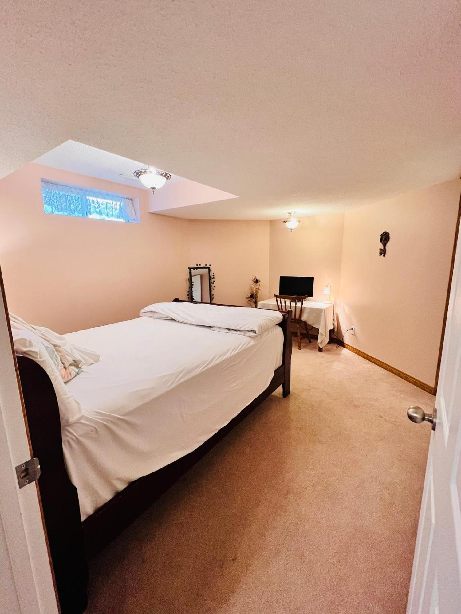 A Classic Homely Basement Suite! Chestermere Εξωτερικό φωτογραφία